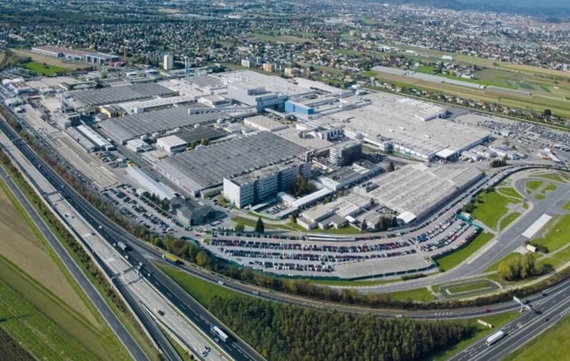 La fabbrica austriaca della Magna Stey di Graz dove venivano assemblate le Fisker
