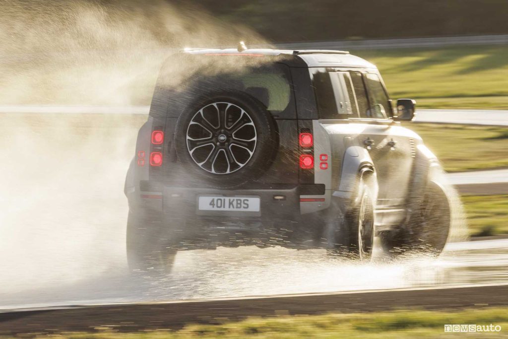 Land Rover Defender OCTA in derapa sul bagnato