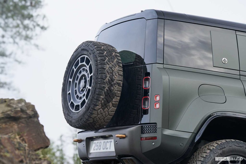 Land Rover Defender OCTA Edition One ruota di scorta posteriore