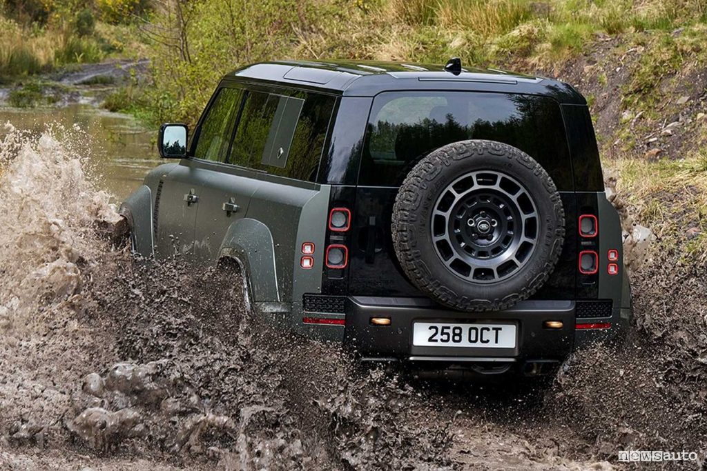 Land Rover Defender OCTA Edition One guado in off road