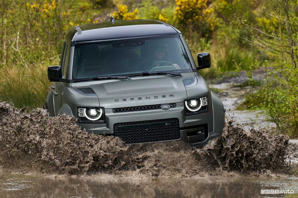 Land Rover Defender OCTA Edition One guado in off road