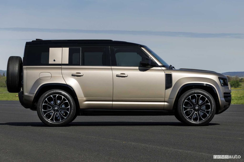 Land Rover Defender OCTA laterale