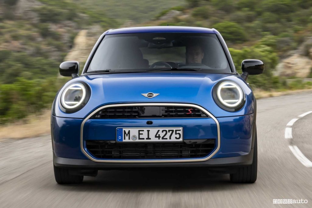 Mini Cooper S 5 porte su strada