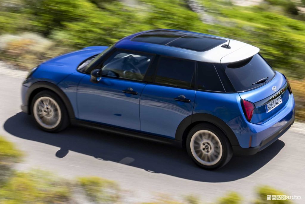 Mini Cooper S 5 porte su strada