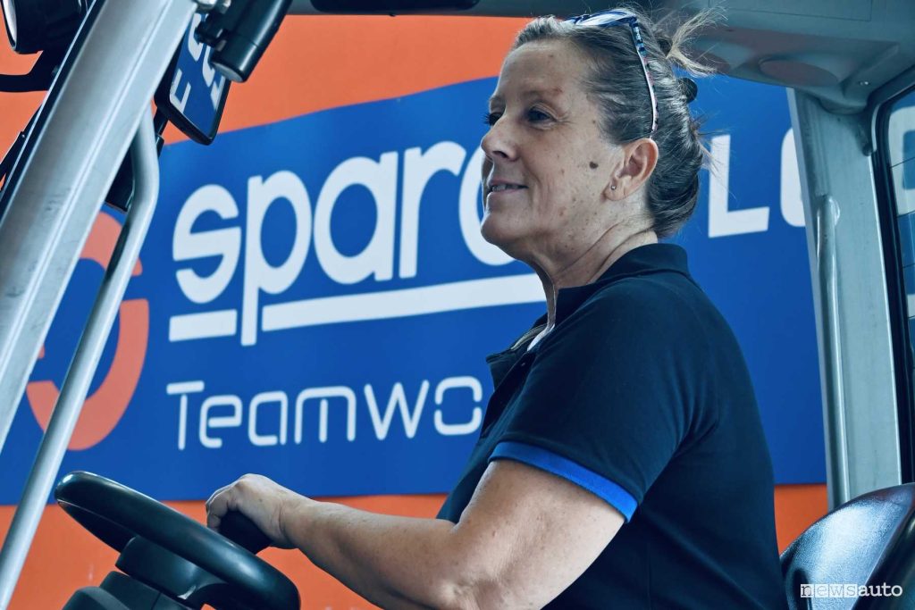 Sparco donna al lavoro, operatore di muletto