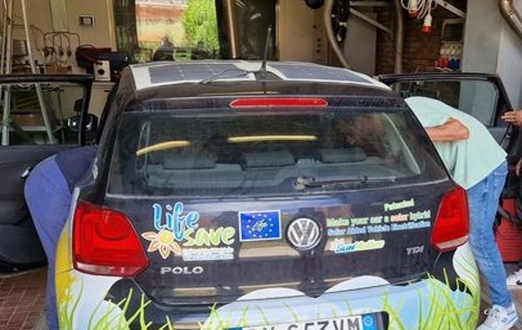 Auto con pannelli solari una VW Polo TDI esplosa sulla tangenziale di Napoli.