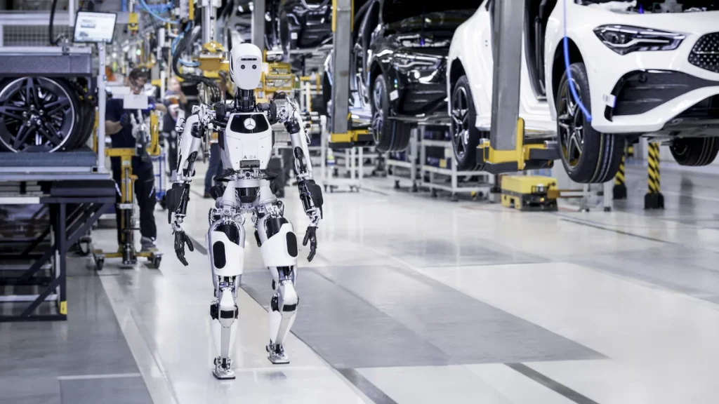 Il robot umanoide che lavora nella Fabbrica Mercedes in Ungheria.