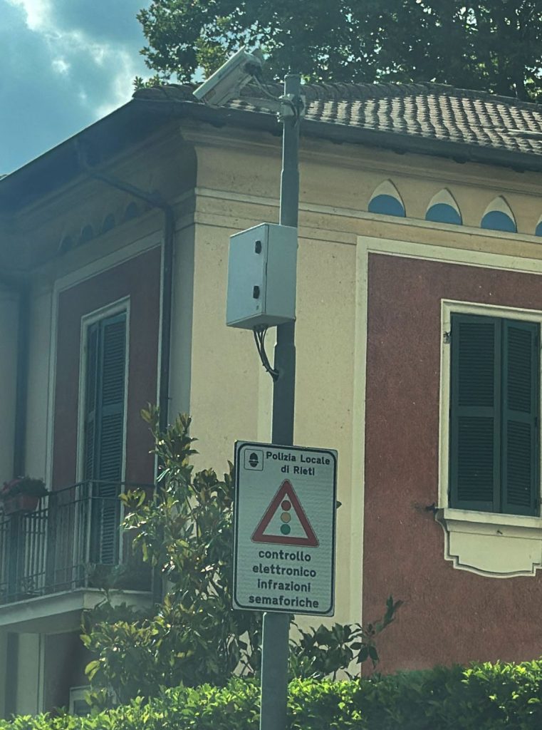 Il sistema di rilevamento delle infrazioni semaforiche PARVC utilizzato dal Comune di Rieti, è "approvato" ma non omologato.