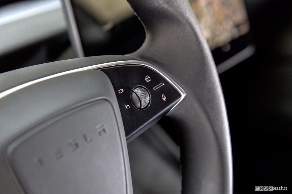 comandi sul nuovo volante della Tesla Model 3