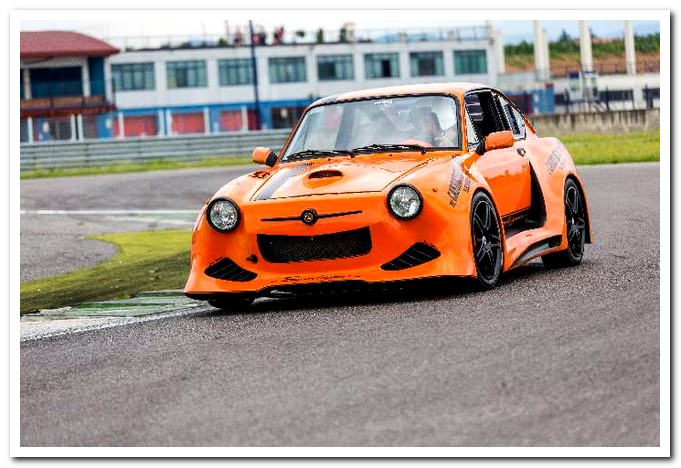 Fiat 850 con motore Ferrari V8 Superleggera