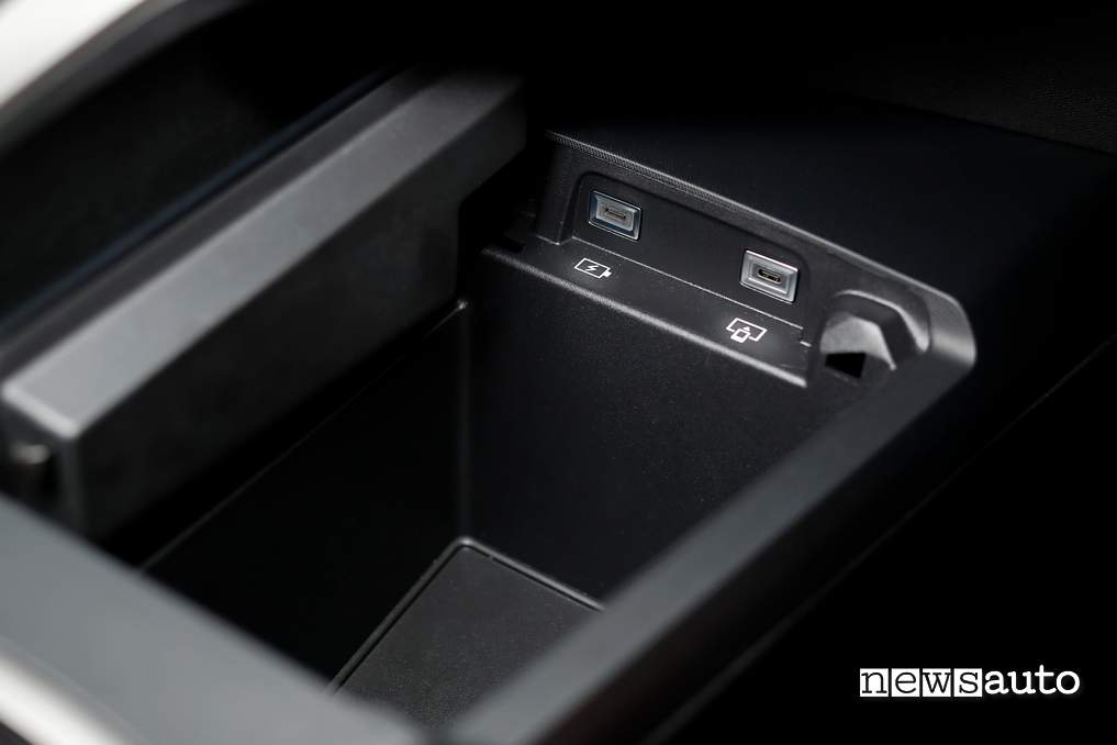 Peugeot 3008 hybrid 2024 cassetto e prese USB