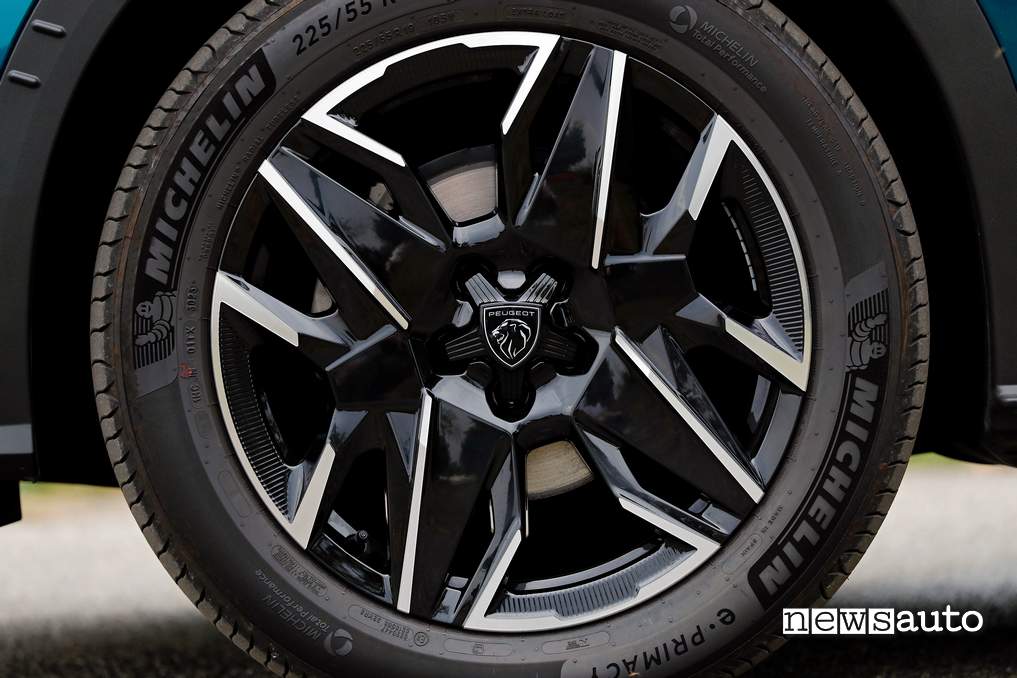 Peugeot 3008 hybrid 2024 cerchi in lega da 19