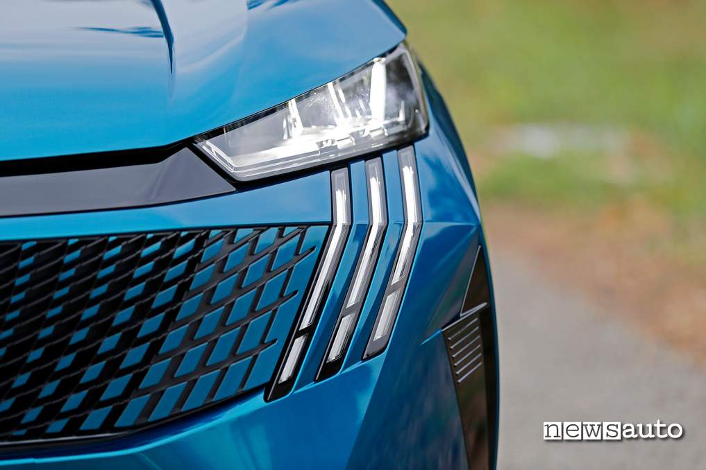 Peugeot 3008 hybrid 2024 fari led anteriori