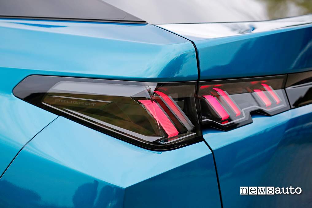 Peugeot 3008 hybrid 2024 fari led posteriori