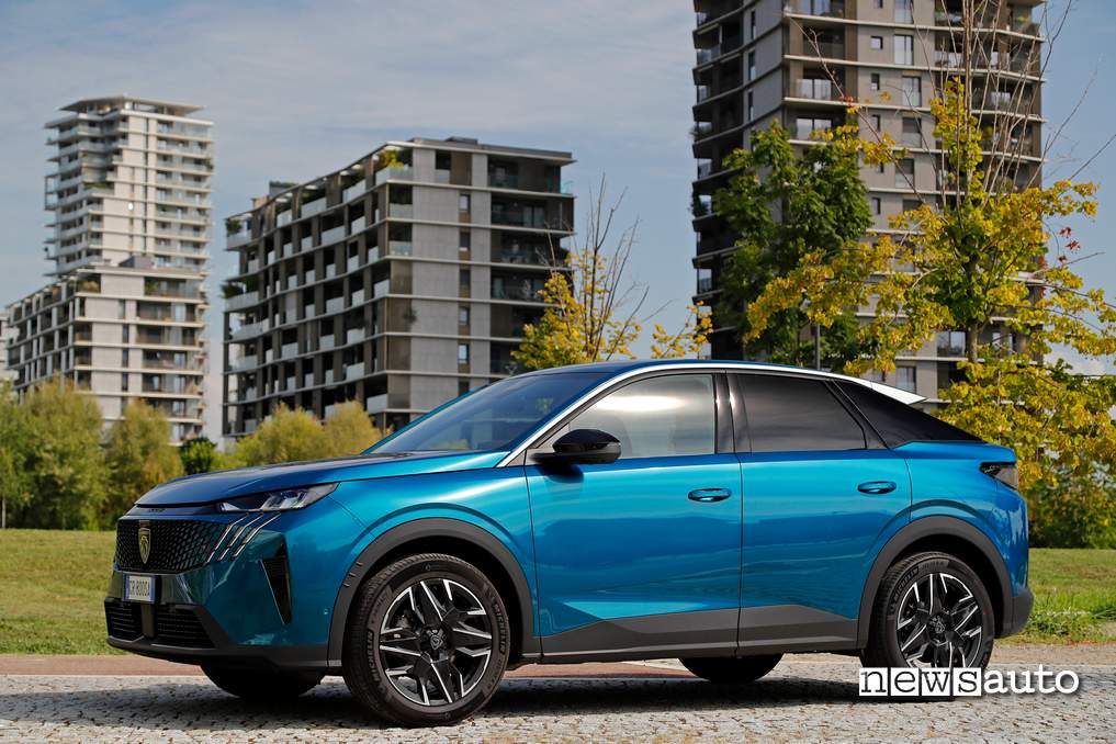Peugeot 3008 hybrid 2024 fiancata