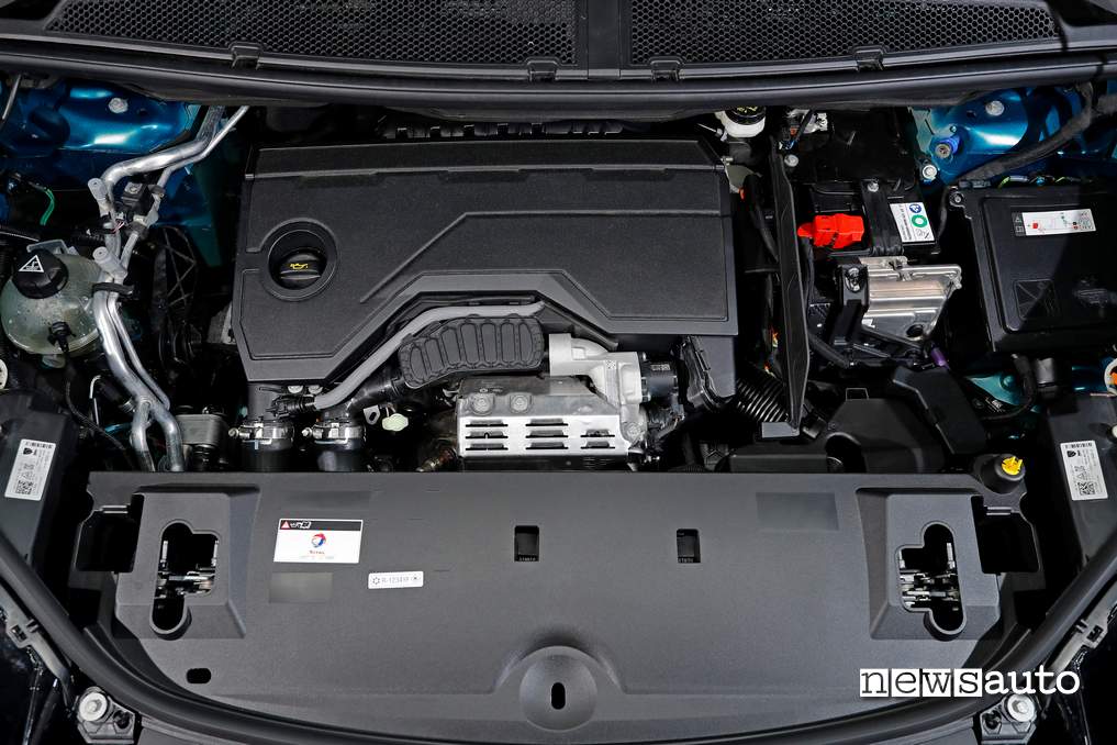 Peugeot 3008 hybrid 2024 motore 1.2 turbo ibrido con cinghia a bagno d'olio