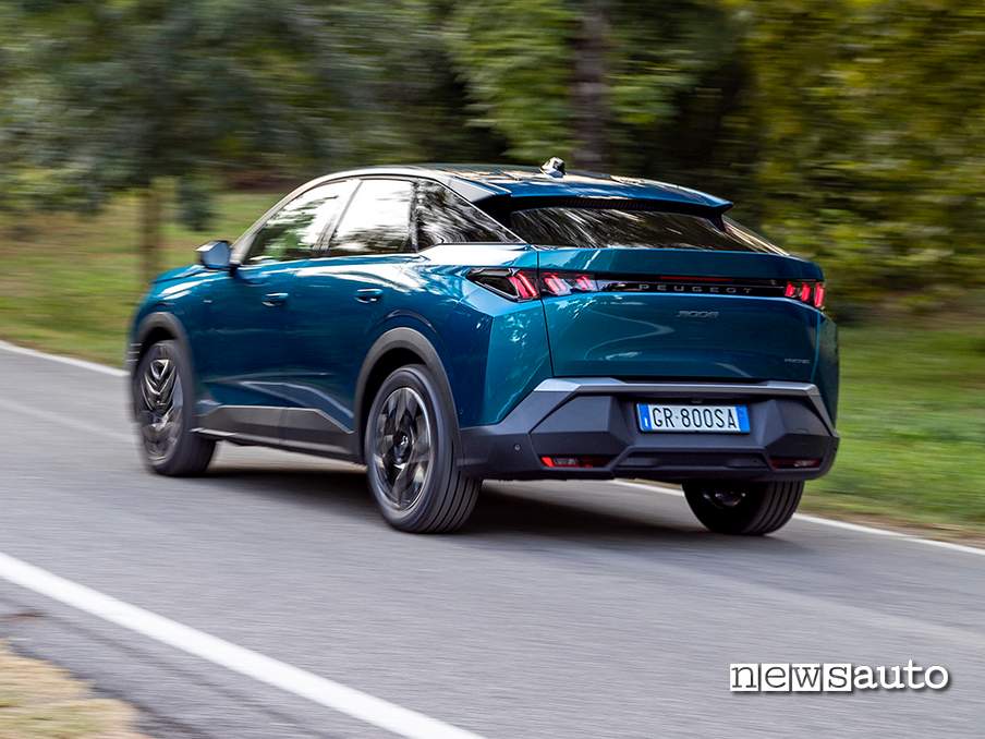 Peugeot 3008 hybrid 2024 posteriore in movimento