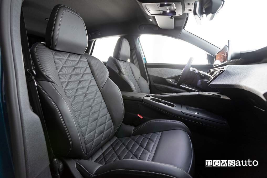 Peugeot 3008 hybrid 2024 sedili anteriori