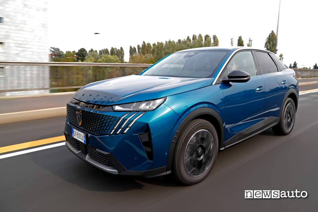 Peugeot 3008 hybrid 2024 test drive prova su strada