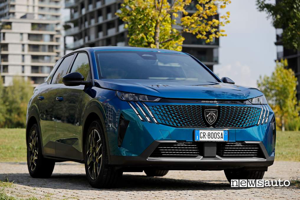 Peugeot 3008 hybrid 2024 vista frontale