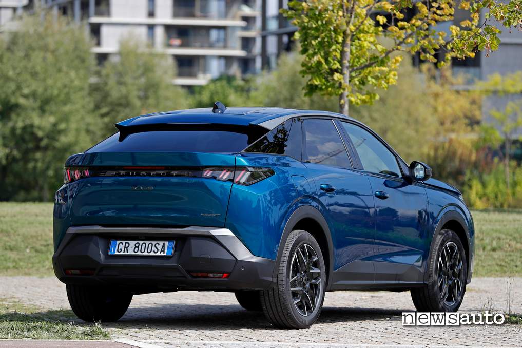 Peugeot 3008 hybrid 2024 vista posteriore