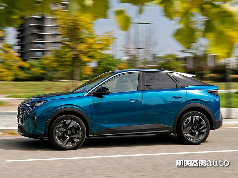 Peugeot 3008 hybrid 2024 vista laterale