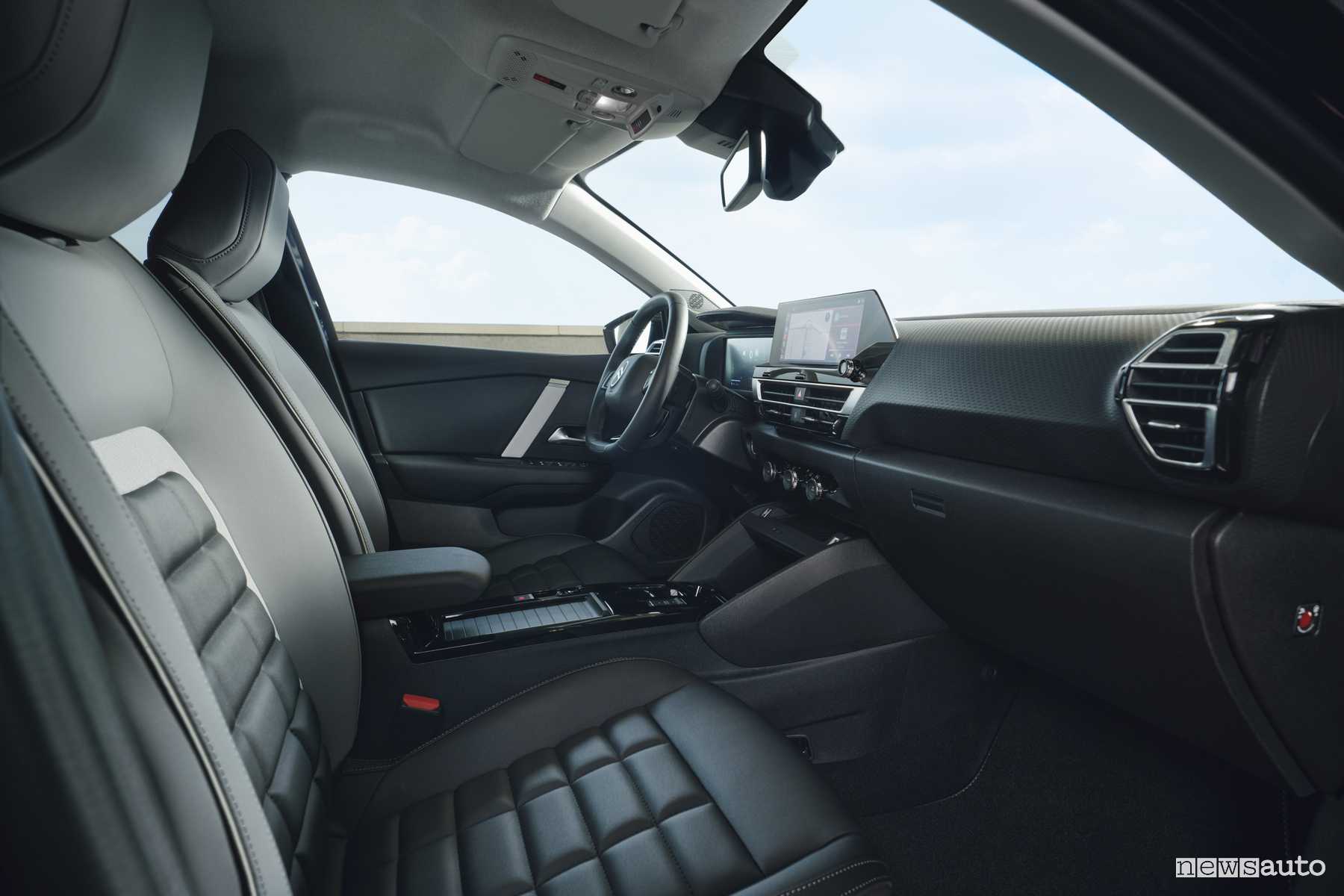 Nuova Citroen e-C4 X plancia abitacolo