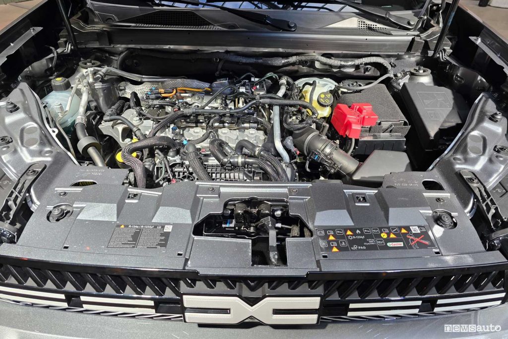 Nuova Dacia Bigster Extreme 4x4 vano motore