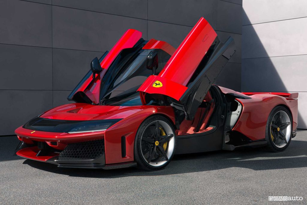 Ferrari F80 anteriore 3/4 con le portiere aperte