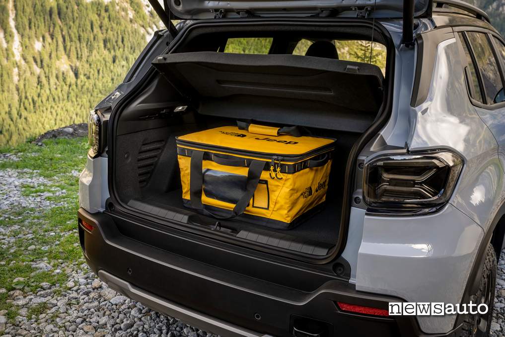 Jeep Avenger 4xe TNF bagagliaio