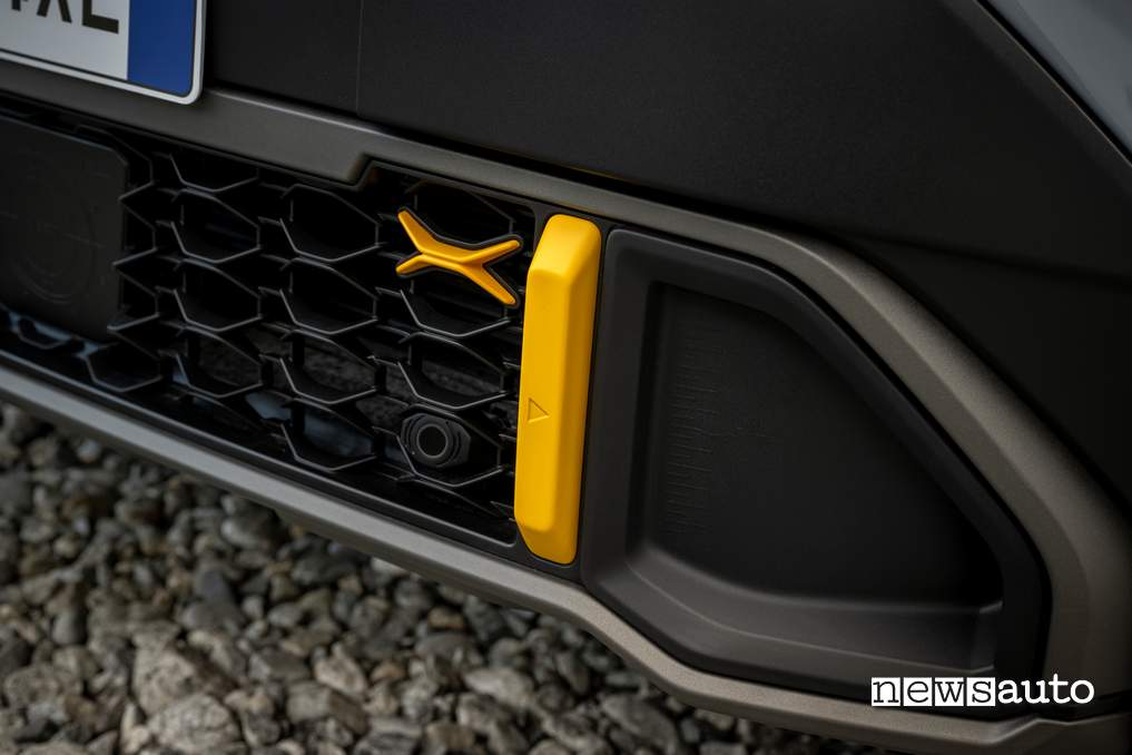 Jeep Avenger 4xe TNF dettaglio summit gold su paraurti anteriore