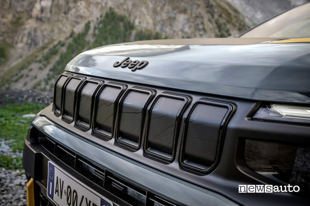 Jeep Avenger 4xe TNF griglia anteriore