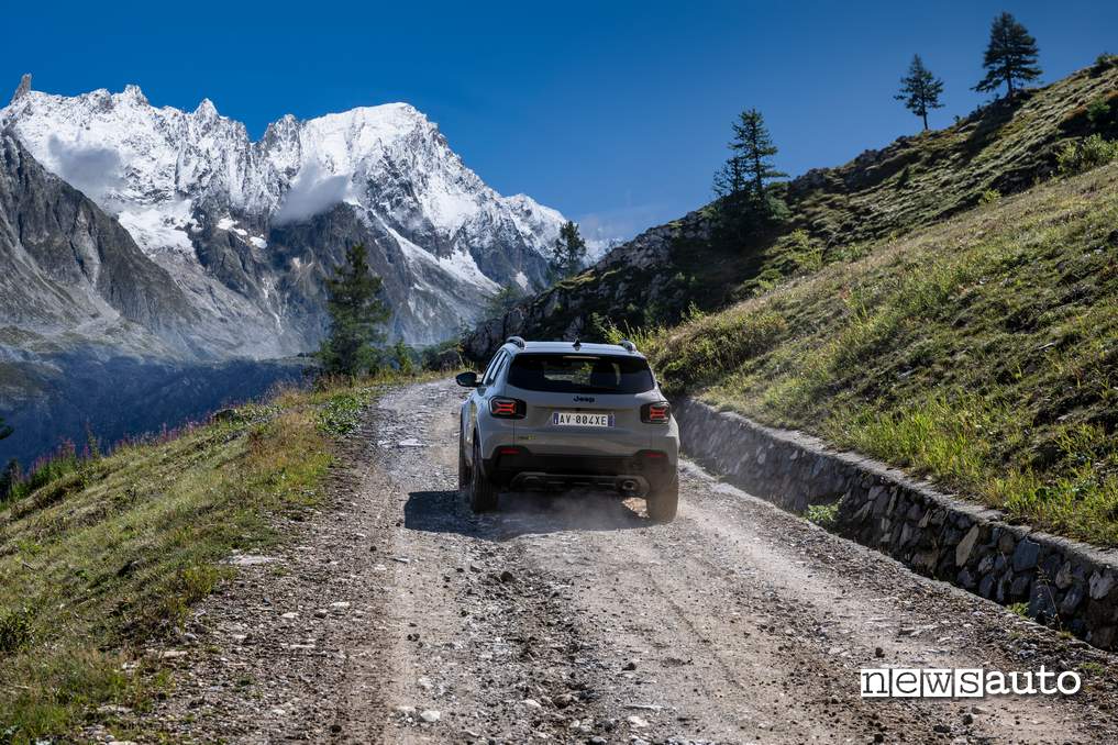 Jeep Avenger 4xe TNF posteriore in movimento