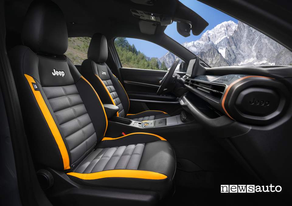 Jeep Avenger 4xe TNF sedili anteriori