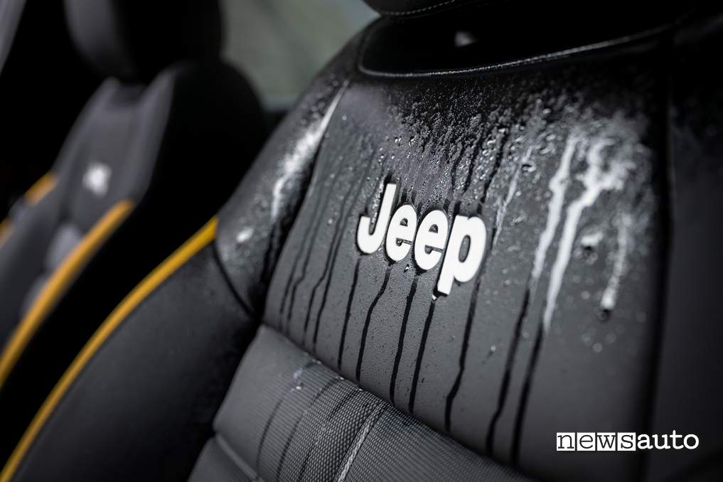 Jeep Avenger 4xe TNF sedili con tessuto lavabile