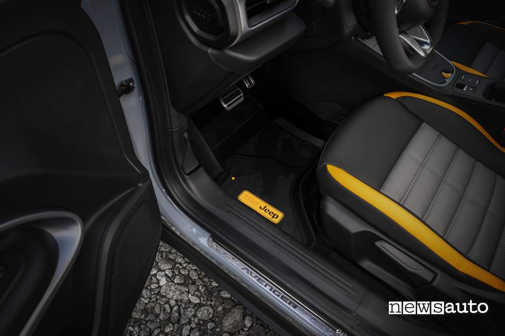 Jeep Avenger 4xe TNF tappetini personalizzati