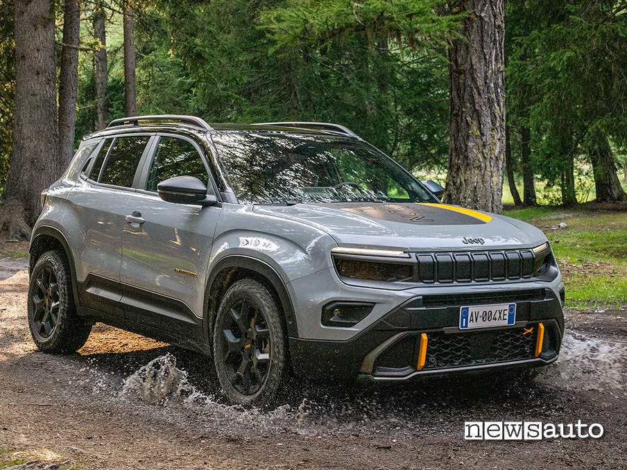 Jeep Avenger 4xe The North Face in offroad