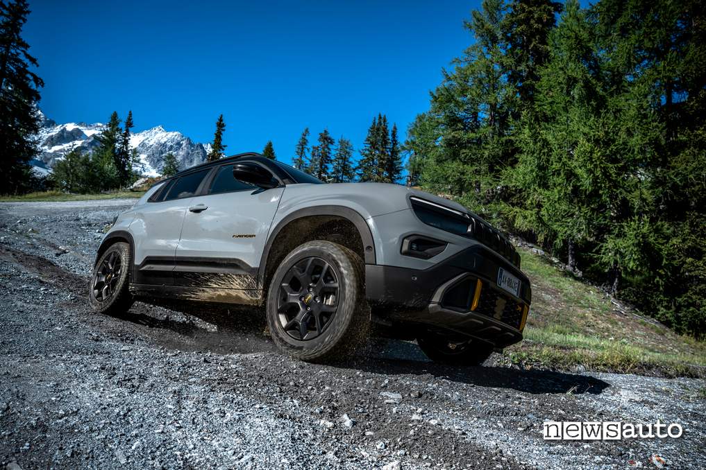 Jeep Avenger 4xe TNF vista laterale in offorad