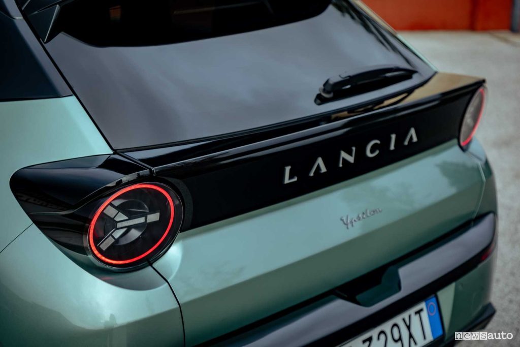 Nuova Lancia Ypsilon faro e portellone posteriore