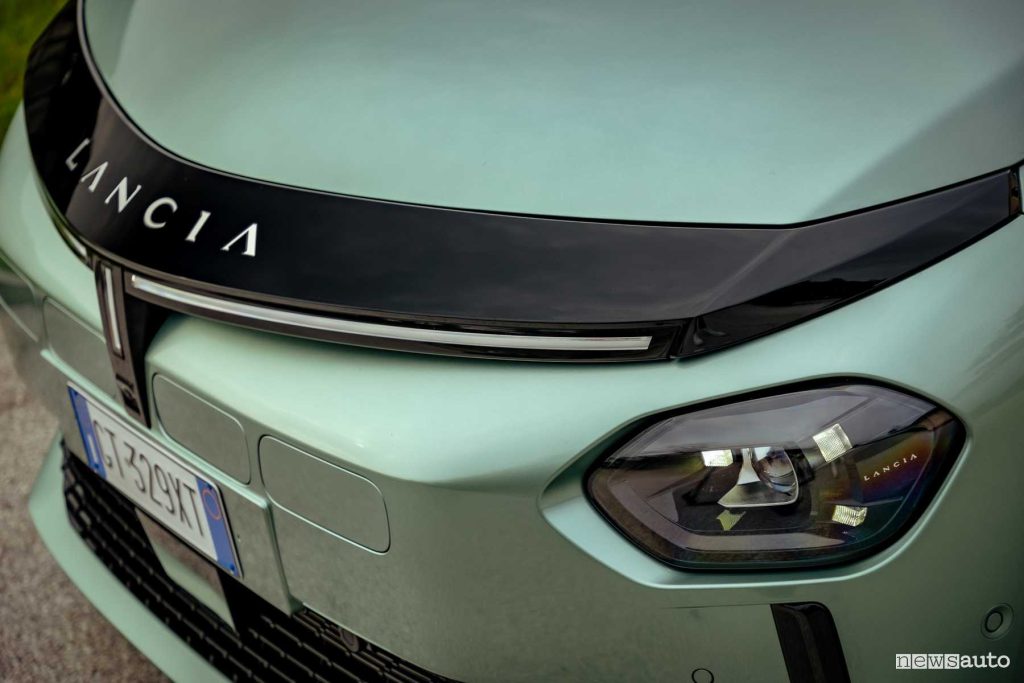 Nuova Lancia Ypsilon faro anteriore