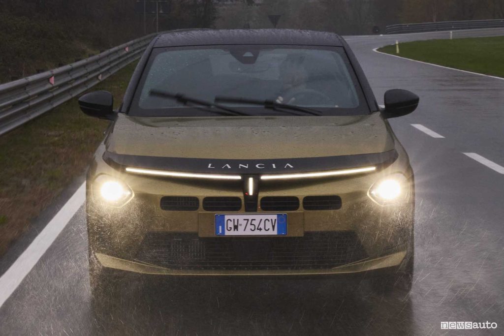 Lancia Ypsilon ibrida firma luminosa su strada