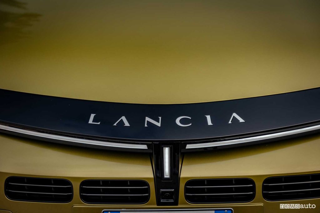 Lancia Ypsilon ibrida telecamera e firma luminosa anteriore