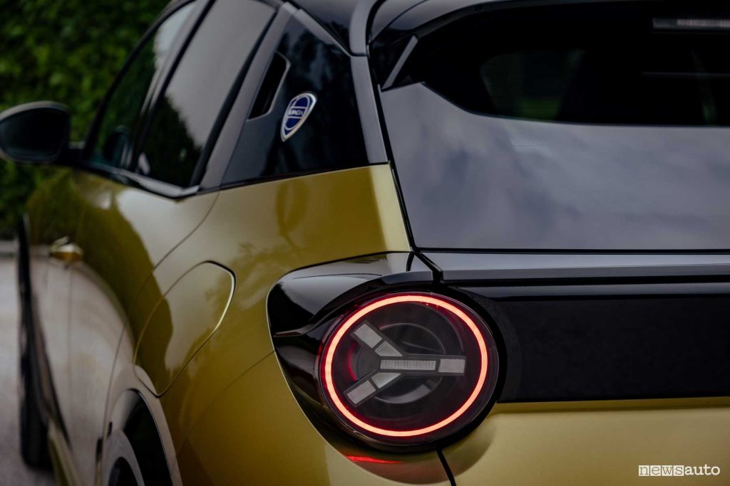 Lancia Ypsilon ibrida faro posteriore firma luminosa
