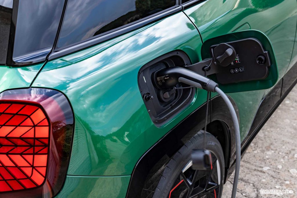 Mini John Cooper Works Aceman in ricarica