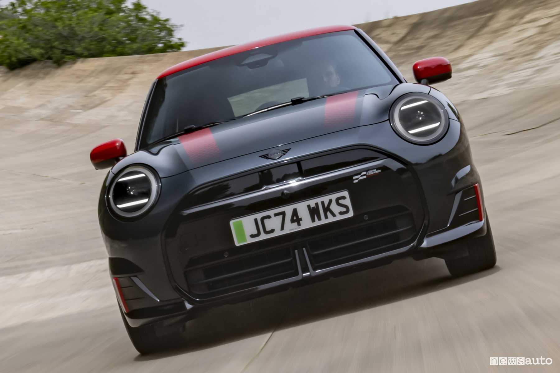 Mini John Cooper Works Electric in movimento