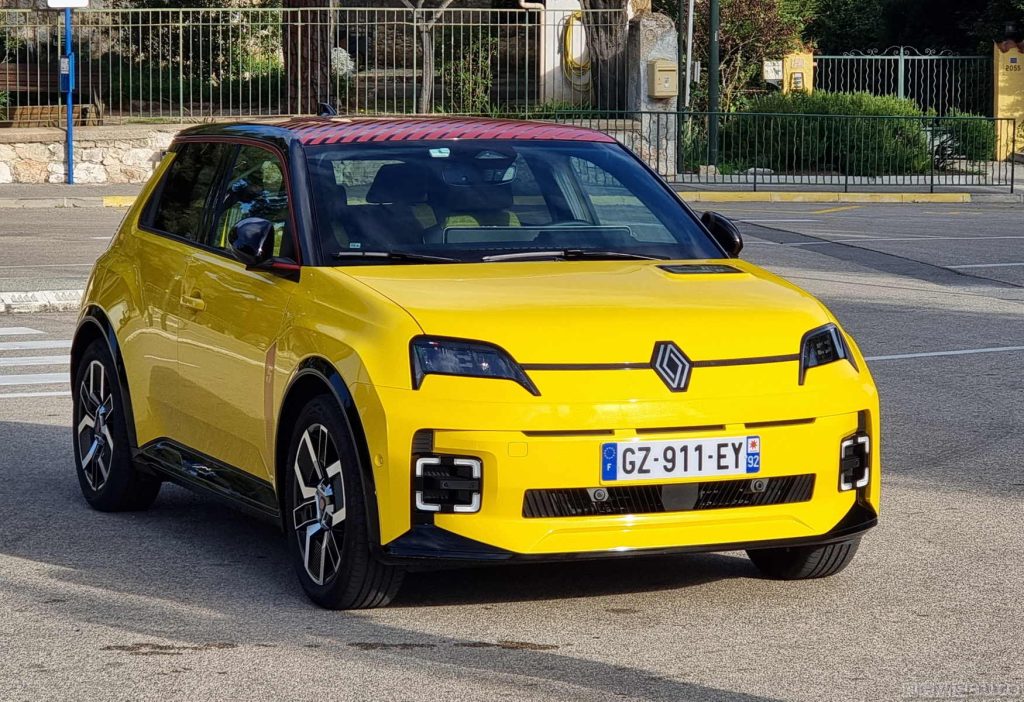 Renault 5è stata eletta Auto dell'Anno 2025 The Car Of The Year