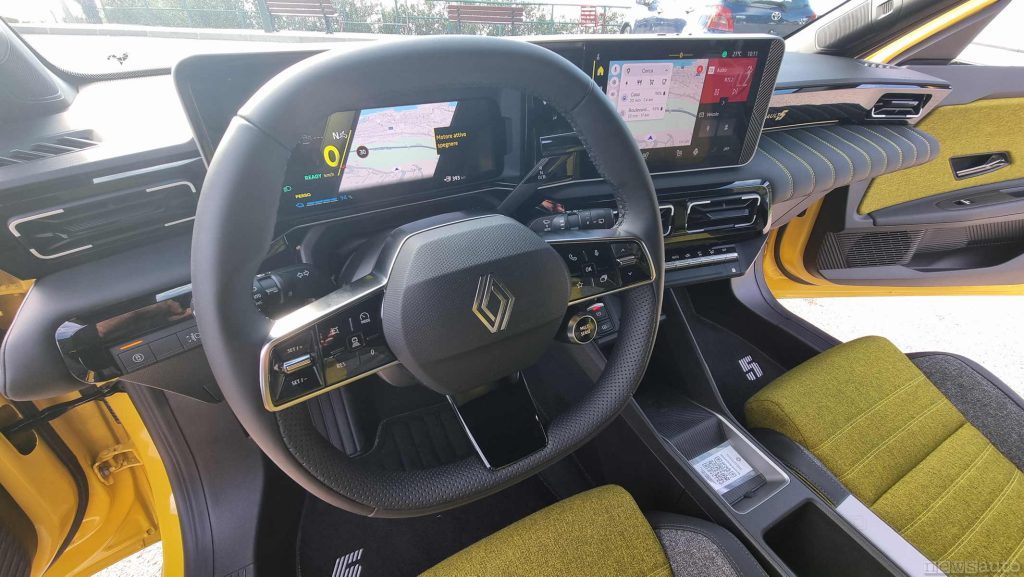 L'abitacolo della nuova R5 con il cockpit ben posizionato.
