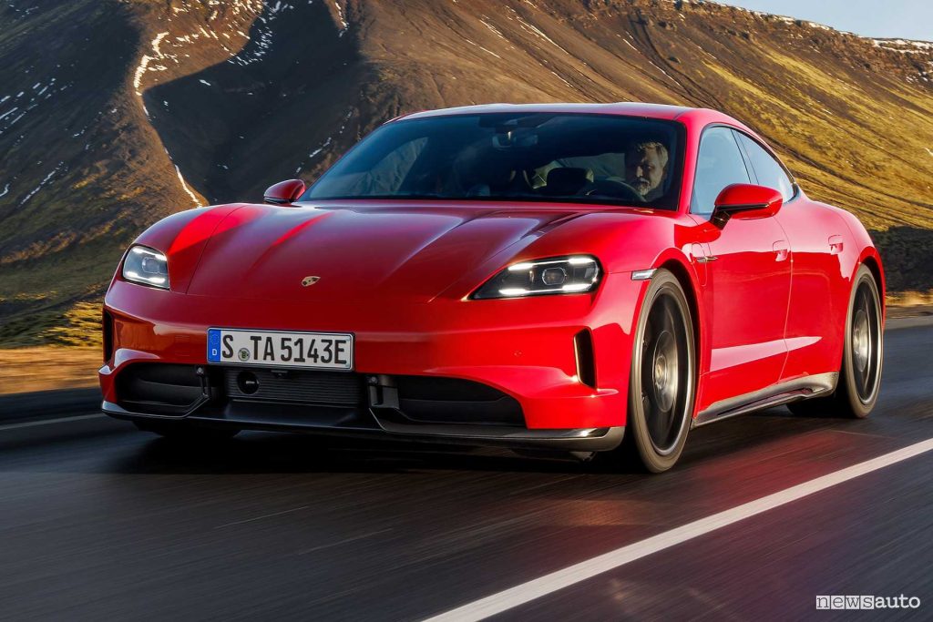 Porsche Taycan GTS su strada