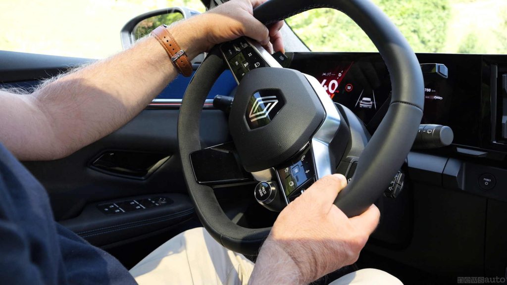 Con l'Active Driver Assist e la guida predittiva, puoi affrontare lunghi viaggi con la Scenic E-Tech senza accusare la fatica.