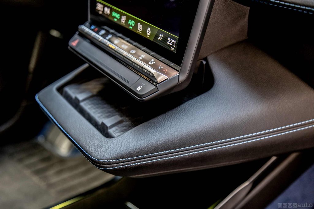 Renault Scenic E-Tech Esprit Alpine vano per la ricarica wireless, comandi clima